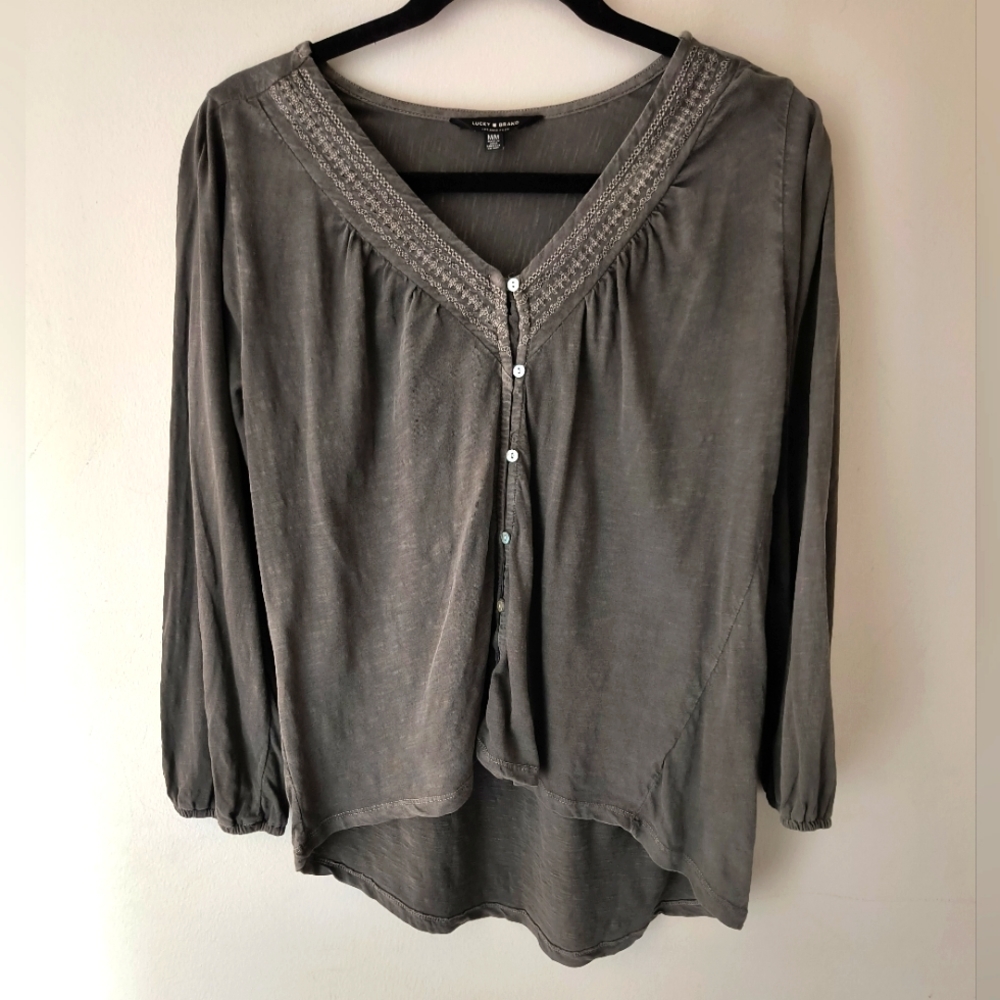 Lucky Brand grey high low long sleeve v-neck shirt size women's medium